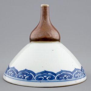 Een Chinese blauw-witte en kapucijn bruine trechter, Kangxi — foto 2