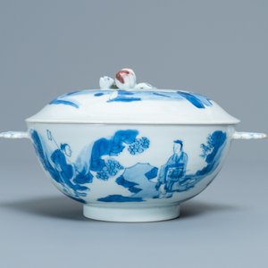 Een Chinese blauw-witte en koperrode dekselkom, Chenghua merk, Kangxi — foto 4