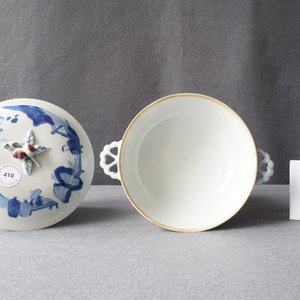 Een Chinese blauw-witte en koperrode dekselkom, Chenghua merk, Kangxi — foto 10