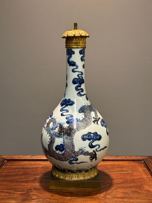 Een Chinese blauw-witte en koperrode 'draken' vaas met verguld bronzen montuur, 18e eeuw — foto 1