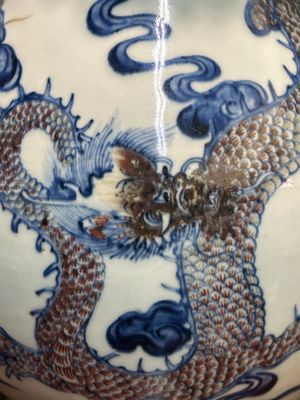 Een Chinese blauw-witte en koperrode 'draken' vaas met verguld bronzen montuur, 18e eeuw — foto 7