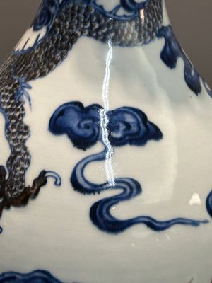 Een Chinese blauw-witte en koperrode 'draken' vaas met verguld bronzen montuur, 18e eeuw — foto 9