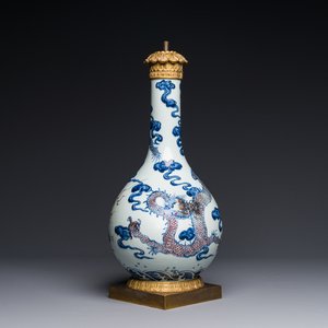 Een Chinese blauw-witte en koperrode 'draken' vaas met verguld bronzen montuur, 18e eeuw — foto 1