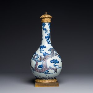 Een Chinese blauw-witte en koperrode 'draken' vaas met verguld bronzen montuur, 18e eeuw — foto 2