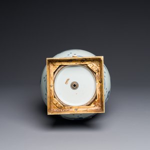 Een Chinese blauw-witte en koperrode 'draken' vaas met verguld bronzen montuur, 18e eeuw — foto 4
