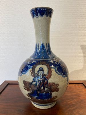 Een Chinese blauw-witte en koperrode flesvormige Nanking vaas, Yongzheng merk, 19/20e eeuw — foto 3