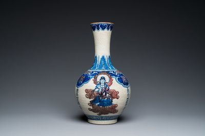 Een Chinese blauw-witte en koperrode flesvormige Nanking vaas, Yongzheng merk, 19/20e eeuw