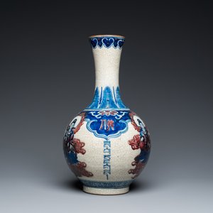 Een Chinese blauw-witte en koperrode flesvormige Nanking vaas, Yongzheng merk, 19/20e eeuw — foto 2