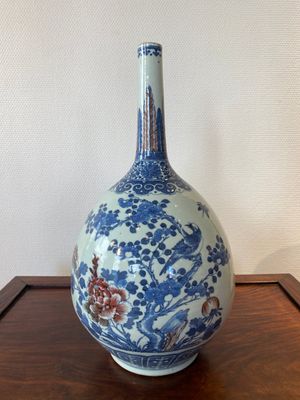 Een Chinese blauw-witte en koperrode flesvormige vaas met een hert en vogels bij bloesemtakken, 19e eeuw — foto 1