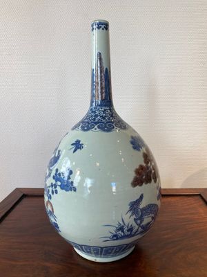 Een Chinese blauw-witte en koperrode flesvormige vaas met een hert en vogels bij bloesemtakken, 19e eeuw — foto 2