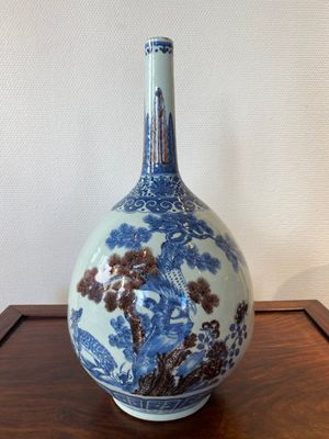 Een Chinese blauw-witte en koperrode flesvormige vaas met een hert en vogels bij bloesemtakken, 19e eeuw — foto 3