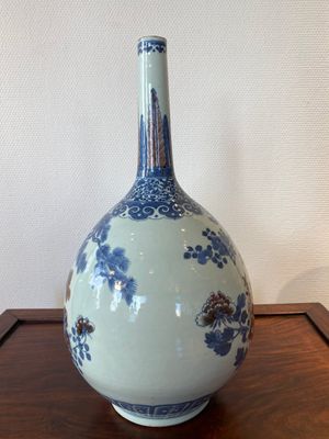 Een Chinese blauw-witte en koperrode flesvormige vaas met een hert en vogels bij bloesemtakken, 19e eeuw — foto 4