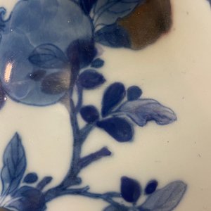 Een Chinese blauw-witte en koperrode flesvormige vaas met perziken en inscriptie, Kangxi — foto 12