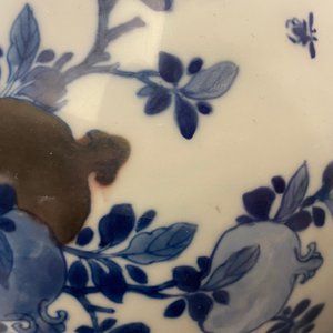 Een Chinese blauw-witte en koperrode flesvormige vaas met perziken en inscriptie, Kangxi — foto 13