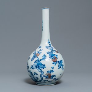 Een Chinese blauw-witte en koperrode flesvormige vaas met perziken en inscriptie, Kangxi — foto 2