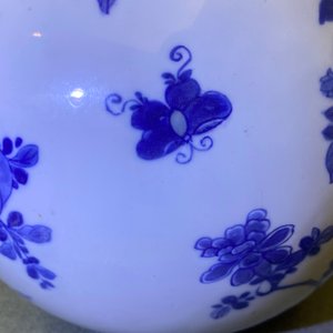 Een Chinese blauw-witte en koperrode flesvormige vaas met perziken en inscriptie, Kangxi — foto 24