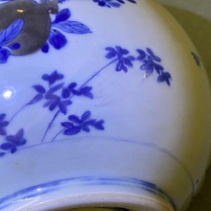 Een Chinese blauw-witte en koperrode flesvormige vaas met perziken en inscriptie, Kangxi — foto 26