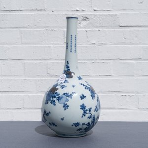 Een Chinese blauw-witte en koperrode flesvormige vaas met perziken en inscriptie, Kangxi — foto 29