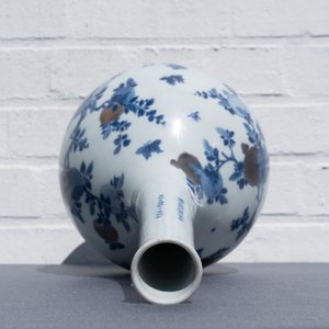 Een Chinese blauw-witte en koperrode flesvormige vaas met perziken en inscriptie, Kangxi — foto 31