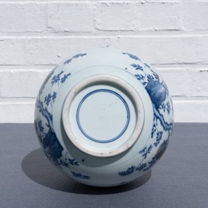 Een Chinese blauw-witte en koperrode flesvormige vaas met perziken en inscriptie, Kangxi — foto 32