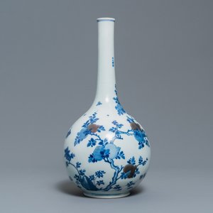 Een Chinese blauw-witte en koperrode flesvormige vaas met perziken en inscriptie, Kangxi — foto 4