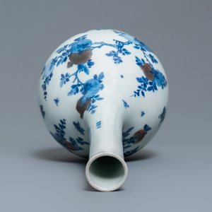 Een Chinese blauw-witte en koperrode flesvormige vaas met perziken en inscriptie, Kangxi — foto 5