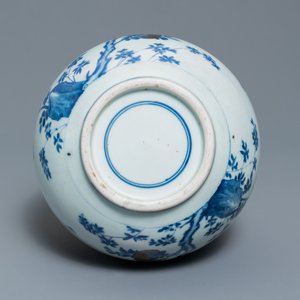 Een Chinese blauw-witte en koperrode flesvormige vaas met perziken en inscriptie, Kangxi — foto 6