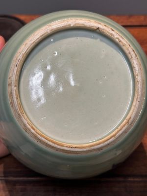 Een Chinese blauw-witte en koperrode gemberpot op celadon fondkleur met opengewerkte houten deksel en sokkel, 18e eeuw — foto 11