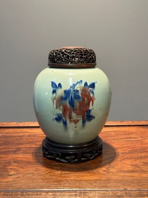 Een Chinese blauw-witte en koperrode gemberpot op celadon fondkleur met opengewerkte houten deksel en sokkel, 18e eeuw — foto 3