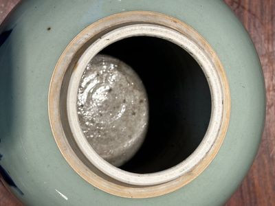 Een Chinese blauw-witte en koperrode gemberpot op celadon fondkleur met opengewerkte houten deksel en sokkel, 18e eeuw — foto 4