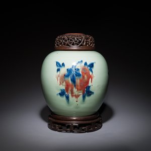 Een Chinese blauw-witte en koperrode gemberpot op celadon fondkleur met opengewerkte houten deksel en sokkel, 18e eeuw — foto 1