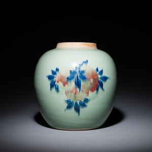 Een Chinese blauw-witte en koperrode gemberpot op celadon fondkleur met opengewerkte houten deksel en sokkel, 18e eeuw — foto 3