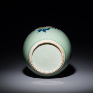 Een Chinese blauw-witte en koperrode gemberpot op celadon fondkleur met opengewerkte houten deksel en sokkel, 18e eeuw — foto 4