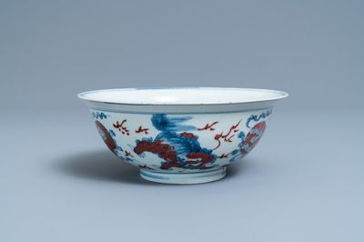 Een Chinese blauw-witte en koperrode kom met boeddhistische leeuwen, Qianlong merk, 19e eeuw