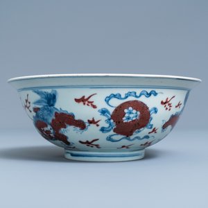Een Chinese blauw-witte en koperrode kom met boeddhistische leeuwen, Qianlong merk, 19e eeuw — foto 3