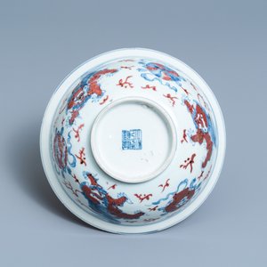 Een Chinese blauw-witte en koperrode kom met boeddhistische leeuwen, Qianlong merk, 19e eeuw — foto 7