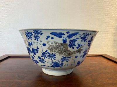 Een Chinese blauw-witte en koperrode kom met karpers, Kangxi — foto 1