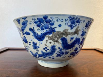 Een Chinese blauw-witte en koperrode kom met karpers, Kangxi — foto 4