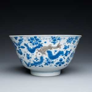 Een Chinese blauw-witte en koperrode kom met karpers, Kangxi — foto 6