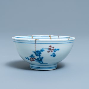 Een Chinese blauw-witte en koperrode kom met kintsugi herstelling, Chenghua merk, Kangxi — foto 2