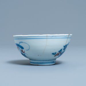 Een Chinese blauw-witte en koperrode kom met kintsugi herstelling, Chenghua merk, Kangxi — foto 4