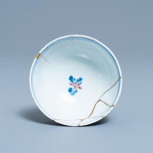 Een Chinese blauw-witte en koperrode kom met kintsugi herstelling, Chenghua merk, Kangxi — foto 7