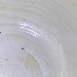 Een Chinese blauw-witte en koperrode kom met poederblauwe fondkleur, Jiajing merk, Kangxi — foto 16