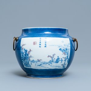 Een Chinese blauw-witte en koperrode kom met poederblauwe fondkleur, Jiajing merk, Kangxi — foto 1