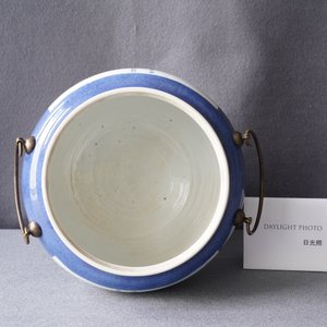 Een Chinese blauw-witte en koperrode kom met poederblauwe fondkleur, Jiajing merk, Kangxi — foto 9