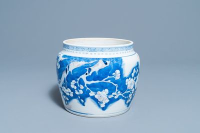 Een Chinese blauw-witte en koperrode kom met prunusbloemen, Kangxi