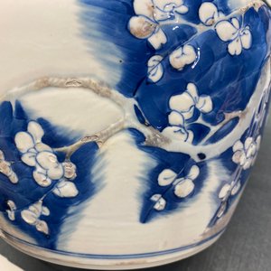 Een Chinese blauw-witte en koperrode kom met prunusbloemen, Kangxi — foto 19