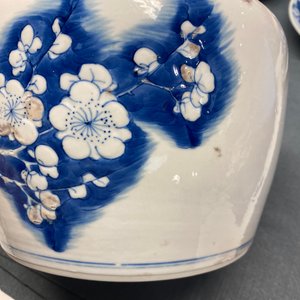 Een Chinese blauw-witte en koperrode kom met prunusbloemen, Kangxi — foto 25