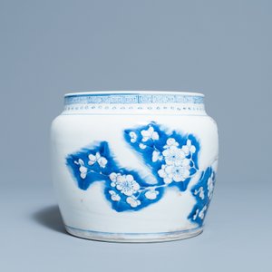 Een Chinese blauw-witte en koperrode kom met prunusbloemen, Kangxi — foto 6