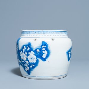 Een Chinese blauw-witte en koperrode kom met prunusbloemen, Kangxi — foto 8